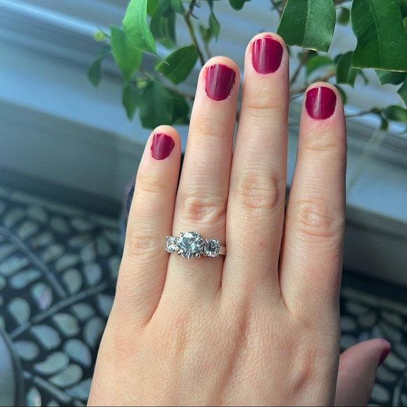 💍 Cubic Zirconia Classic Triple Stone Ring - Picture 3 of 6